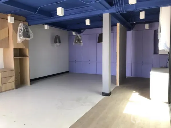 พื้นที่ขายปลีก ให้เช่าในKhlong Toei, Bangkok - พื้นที่ภายในแบบเปิดโล่ง เพดานโชว์สีน้ำเงิน ตู้บิลท์อิน และโคมแขวน