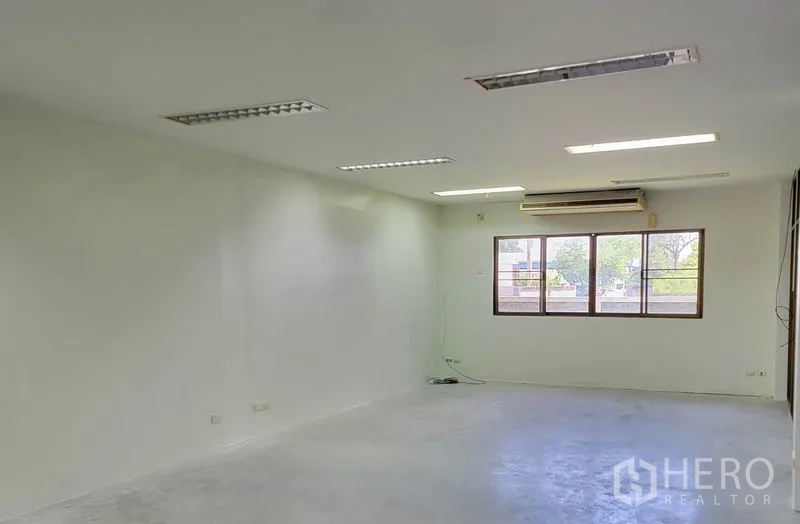 货栈 出租在Sam Phran, Nakhon Pathom - 采光良好的办公室，窗户和顶灯