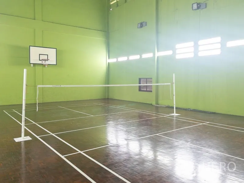 คอนโด ให้เช่าในKhlong San, Bangkok - สนามแบดมินตันในร่ม พื้นไม้พาร์เกต์พร้อมห่วงบาสเกตบอล