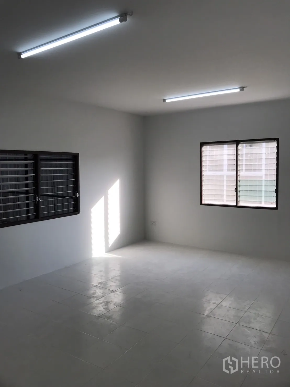 คลังสินค้า ให้เช่าในLam Luk Ka, Pathum Thani - ห้องออฟฟิศปูกระเบื้องสว่างมีหน้าต่างและไฟ LED