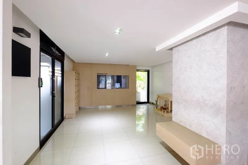 办公空间 出租在Chatuchak, Bangkok - 现代化大堂，抛光地面、信箱区、服务窗口及门禁玻璃门。