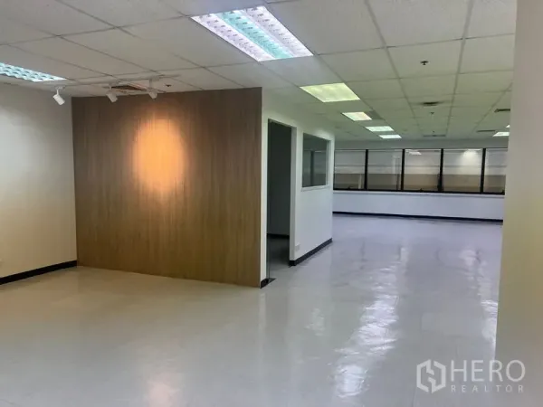 办公空间 出租在Watthana, Bangkok - 宽敞办公室走道，木质装饰墙与通透布局。