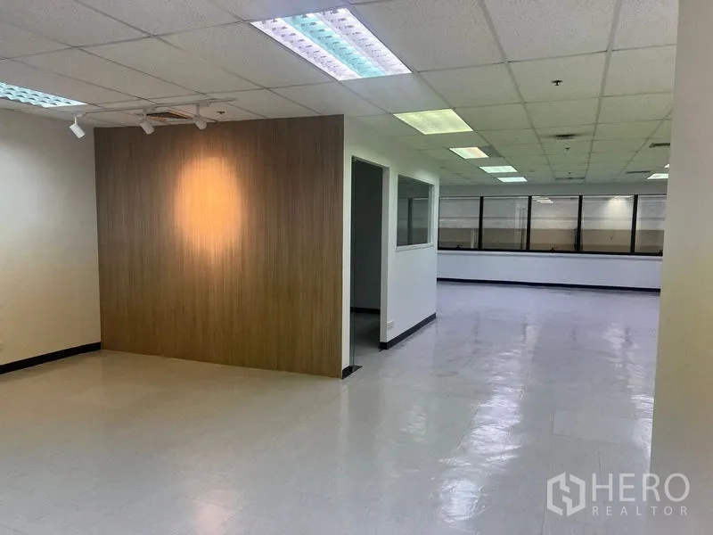 办公空间 出租在Watthana, Bangkok - 宽敞办公室走道，木质装饰墙与通透布局。