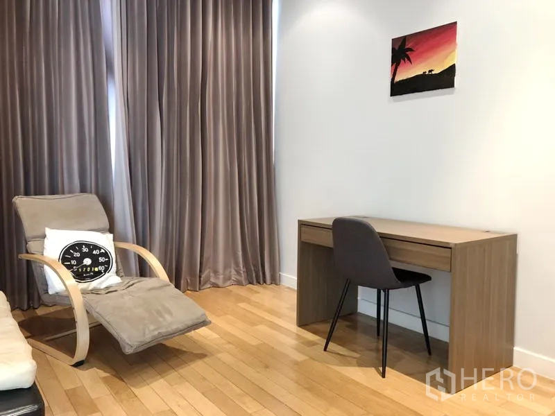 公寓 出租在Khlong Toei, Bangkok - 次卧或书房，躺椅与书桌，配长窗帘。