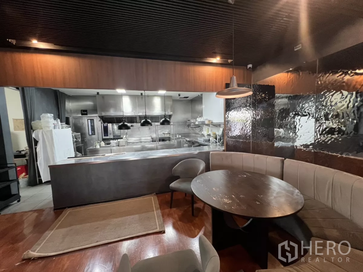 Retail Space for rent - Curved booth seating facing the open kitchen pass.