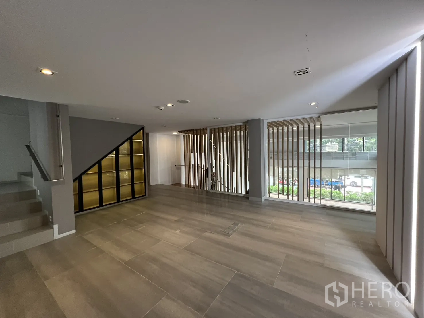 零售空间 出租在Khlong Toei, Bangkok - 夹层休息区，大片地砖、楼梯与背光展示柜