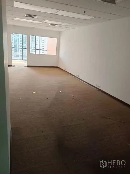 办公空间 出租在Pathum Wan, Bangkok - 明亮的50㎡办公空间，大窗与吊顶，享城市景观。