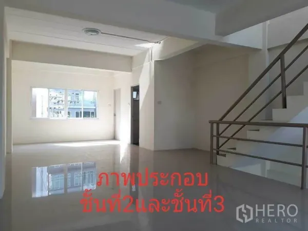 อาคารพาณิชย์ ให้เช่าในDin Daeng, Bangkok - ภายในอาคารพาณิชย์โปร่งโล่ง พื้นกระเบื้องเงา หน้าต่างบานใหญ่ และบันไดภายใน