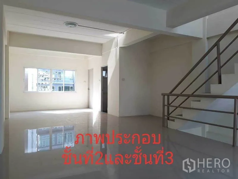 อาคารพาณิชย์ ให้เช่าในDin Daeng, Bangkok - ภายในอาคารพาณิชย์โปร่งโล่ง พื้นกระเบื้องเงา หน้าต่างบานใหญ่ และบันไดภายใน