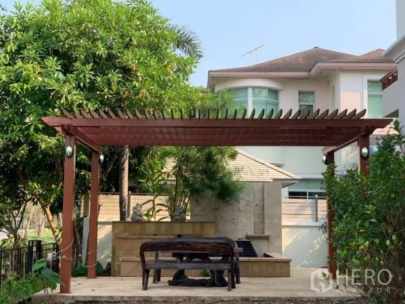 独立式住宅 出租在Lat Krabang, Bangkok - 景观花园内的木质遮阳亭与休闲座位区。