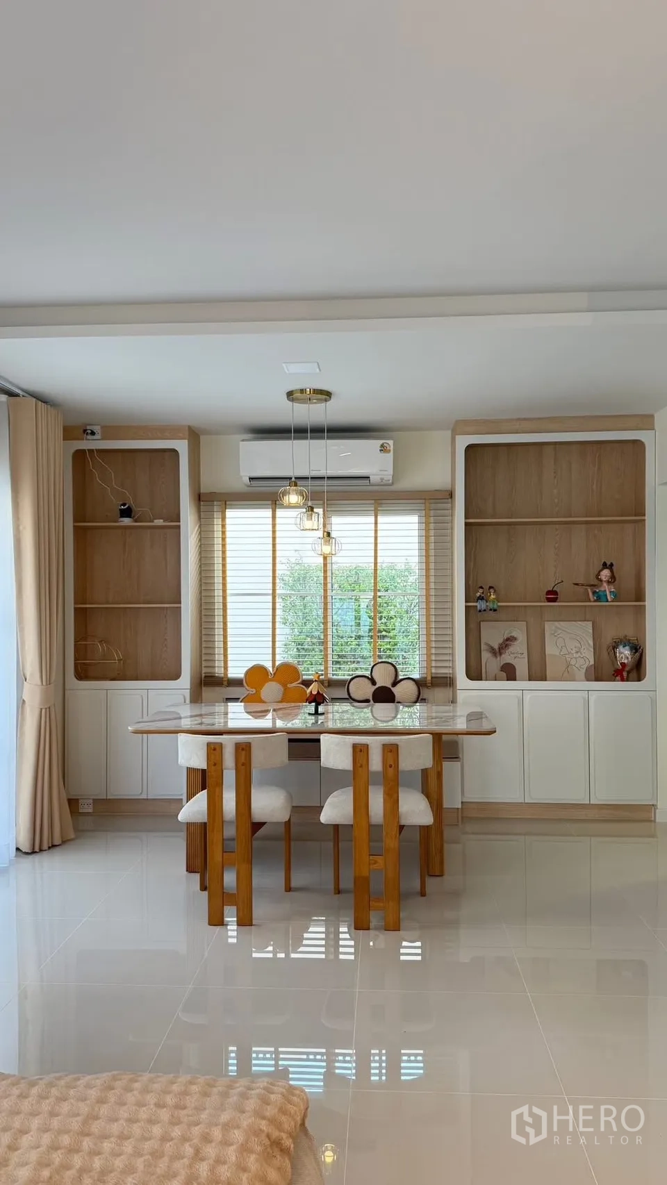 Detached House for rent in Bang Phli, Samut Prakan - Dining area with marble-top table, pendant lights and display shelving.