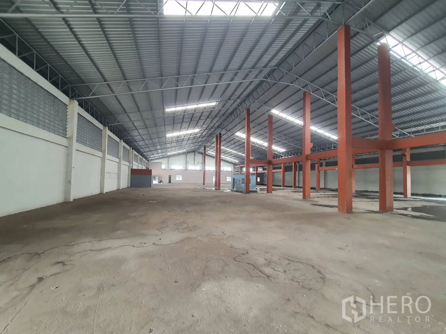 仓库 for rent in Phra Nakhon Si Ayutthaya, Phra Nakhon Si Ayutthaya - 仓库内部开阔空间，钢桁架屋顶配采光带与混凝土地面。