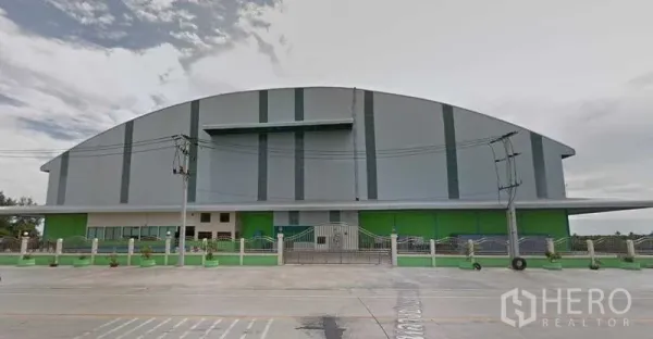 工厂 出租在Sai Noi, Nonthaburi - 工厂正立面，拱形屋顶与围栏大门，位于暖武里府赛诺伊。