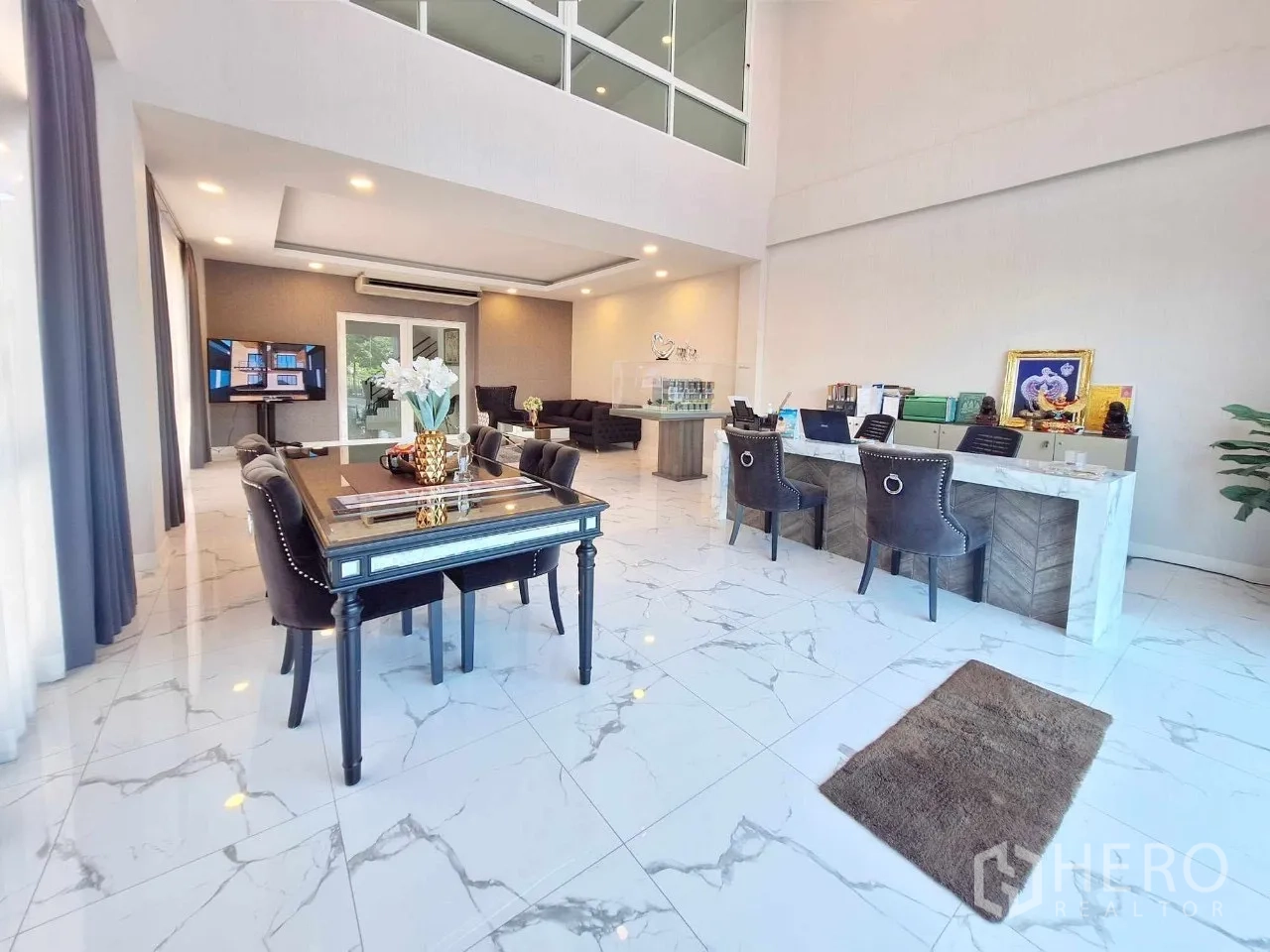 Home Office for sale in Bueng Kum, Bangkok - Spacious showroom-style hall with high ceiling, TV display and marble counters.