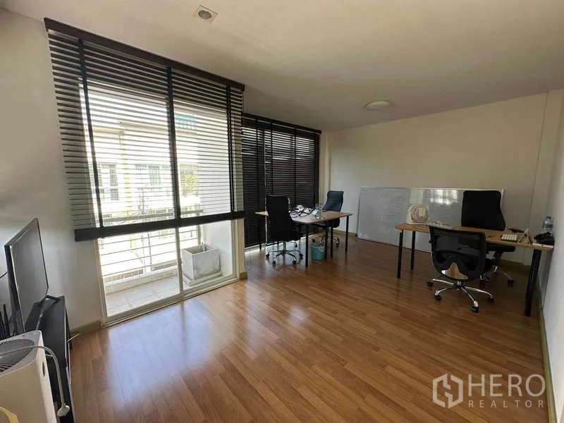 สำนักงานที่บ้าน ให้เช่าในChatuchak, Bangkok - พื้นที่ทำงานสว่าง หน้าต่างสูงจรดพื้นพร้อมมู่ลี่ มีระเบียงและโต๊ะทำงาน