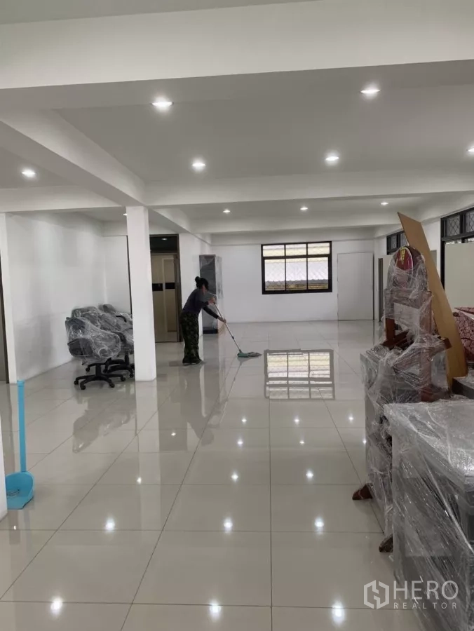 工厂 出租在Mueang Samut Prakan, Samut Prakan - 整洁的瓷砖办公走廊与工作区，吊顶射灯