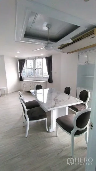 คอนโด ให้เช่าในWatthana, Bangkok - มุมทานอาหารติดหน้าต่าง มีตู้เก็บของบิลท์อิน โต๊ะหินอ่อน และพัดลมเพดาน