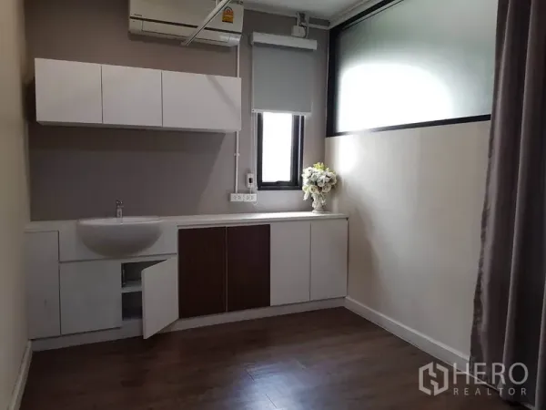 零售空间 出租在Khlong Toei, Bangkok - 配有水槽与嵌入式柜、空调和小窗的功能房。