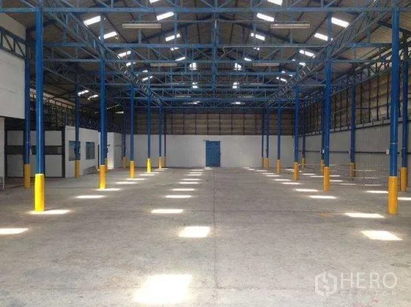 Warehouse for rent in Bang Kapi, Bangkok - Symmetrical warehouse hall with skylit roof, steel structure and a wide loading area.