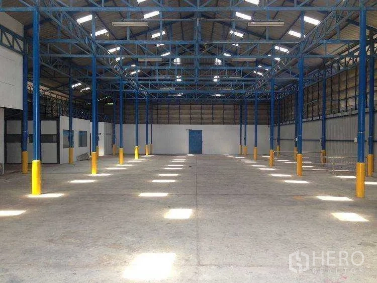 Warehouse for rent in Bang Kapi, Bangkok - Symmetrical warehouse hall with skylit roof, steel structure and a wide loading area.