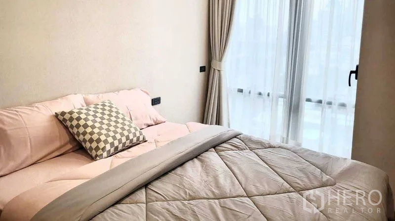 คอนโด ให้เช่าในKhlong Toei, Bangkok - ห้องนอนที่สองบรรยากาศอบอุ่น ผ้าม่านโปร่งและชุดเครื่องนอนสีพาสเทล