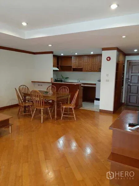 อพาร์ทเมนท์ ให้เช่าในWatthana, Bangkok - ครัวเปิดตู้ไม้เชื่อมต่อกับโต๊ะทานอาหาร พื้นไม้จริง