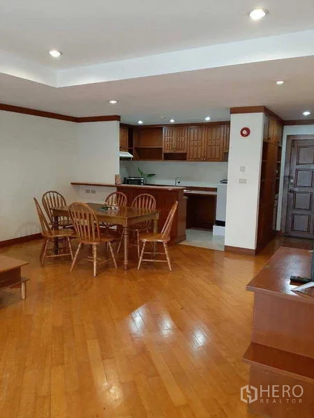 อพาร์ทเมนท์ ให้เช่าในWatthana, Bangkok - ครัวเปิดตู้ไม้เชื่อมต่อกับโต๊ะทานอาหาร พื้นไม้จริง