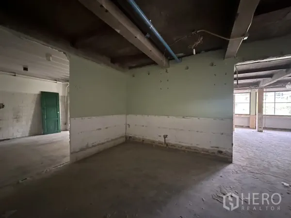 办公空间 出租在Bang Rak, Bangkok - 分隔侧房，粗糙墙面与天花管线，连接主厅开口。