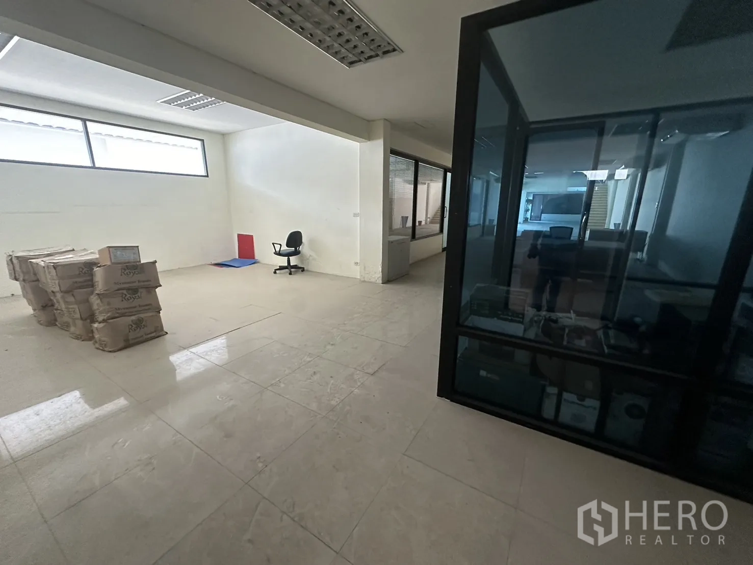 工厂 出租或出售在Prawet, Bangkok - 带玻璃隔断的办公区与开放式工位空间。