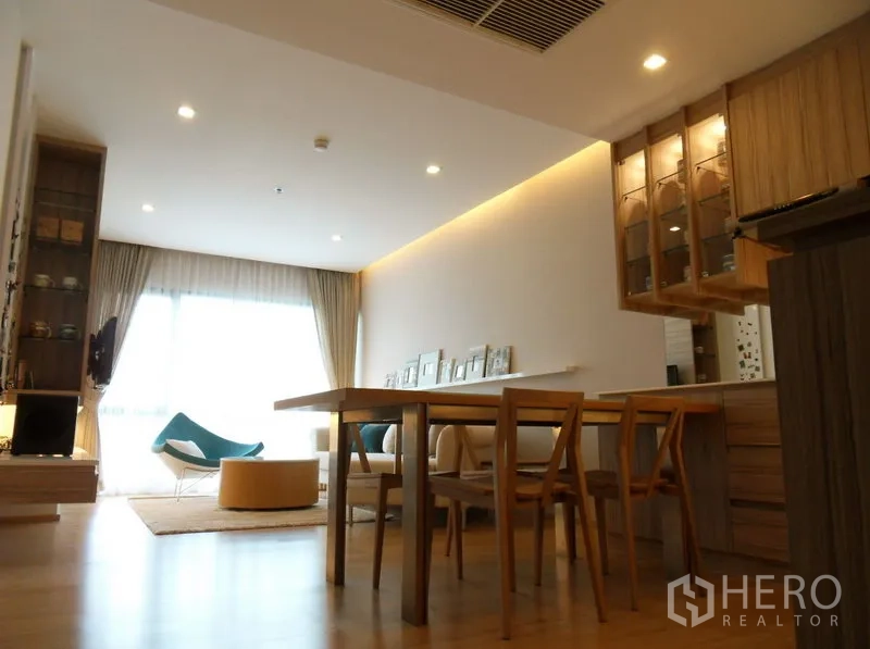 คอนโด ให้เช่าในPhaya Thai, Bangkok - พื้นที่ทานอาหารต่อเนื่องสู่ห้องนั่งเล่น หน้าต่างบานใหญ่ งานไม้ และไฟฝังฝ้า