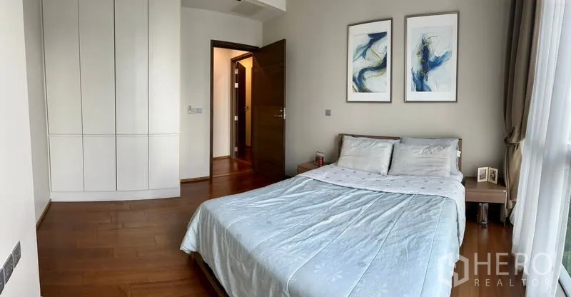 คอนโด ให้เช่าในWatthana, Bangkok - ห้องนอนที่สองพร้อมตู้เสื้อผ้าบิลท์อิน เตียงคู่ และหน้าต่างบานใหญ่