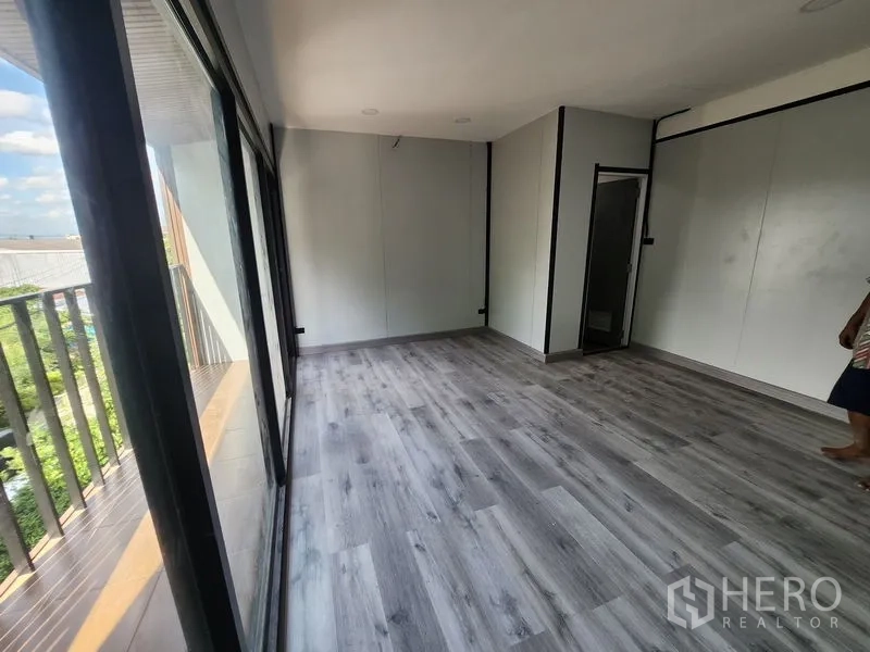 คลังสินค้า ให้เช่าในLam Luk Ka, Pathum Thani - ออฟฟิศชั้นบน พื้นลายไม้ ผนังกระจก พร้อมห้องน้ำในตัว