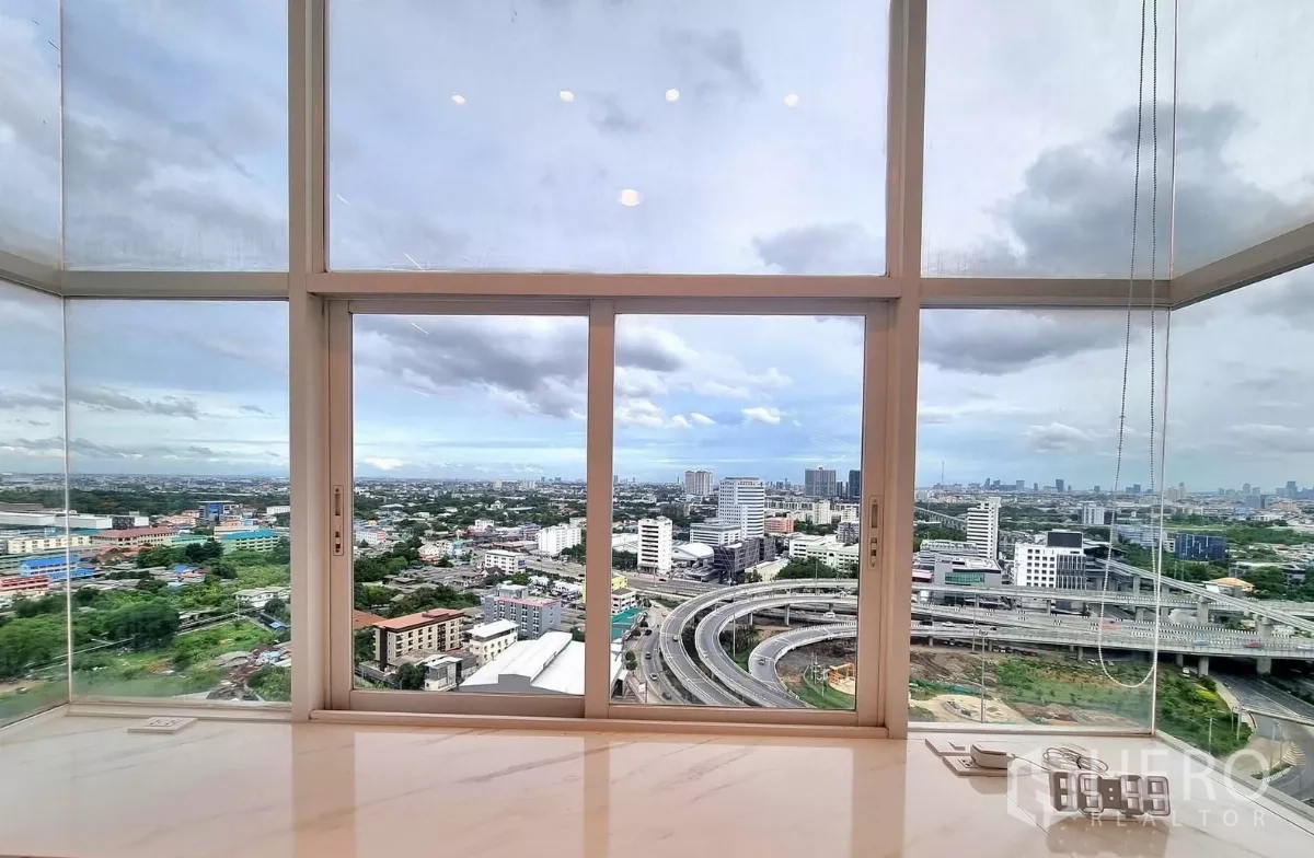 คอนโด ให้เช่าในBang Kapi, Bangkok - ทิวทัศน์สกายไลน์และทางยกระดับจากหน้าต่างบานใหญ่