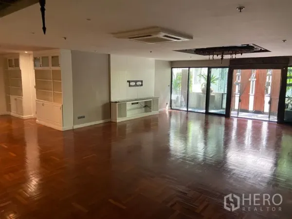 คอนโด ขายในKhlong San, Bangkok - ห้องนั่งเล่นสว่าง ตู้บิลท์อินและประตูกระจกบานเลื่อนเปิดสู่ระเบียงร่มรื่น