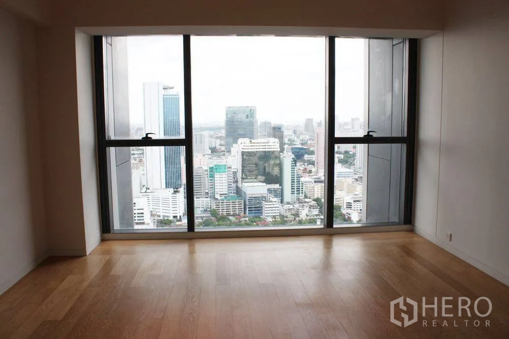 คอนโด ให้เช่าหรือขายในSathon, Bangkok - ห้องนอนหน้าต่างบานใหญ่ พื้นไม้ มองเห็นวิวเมืองกว้าง