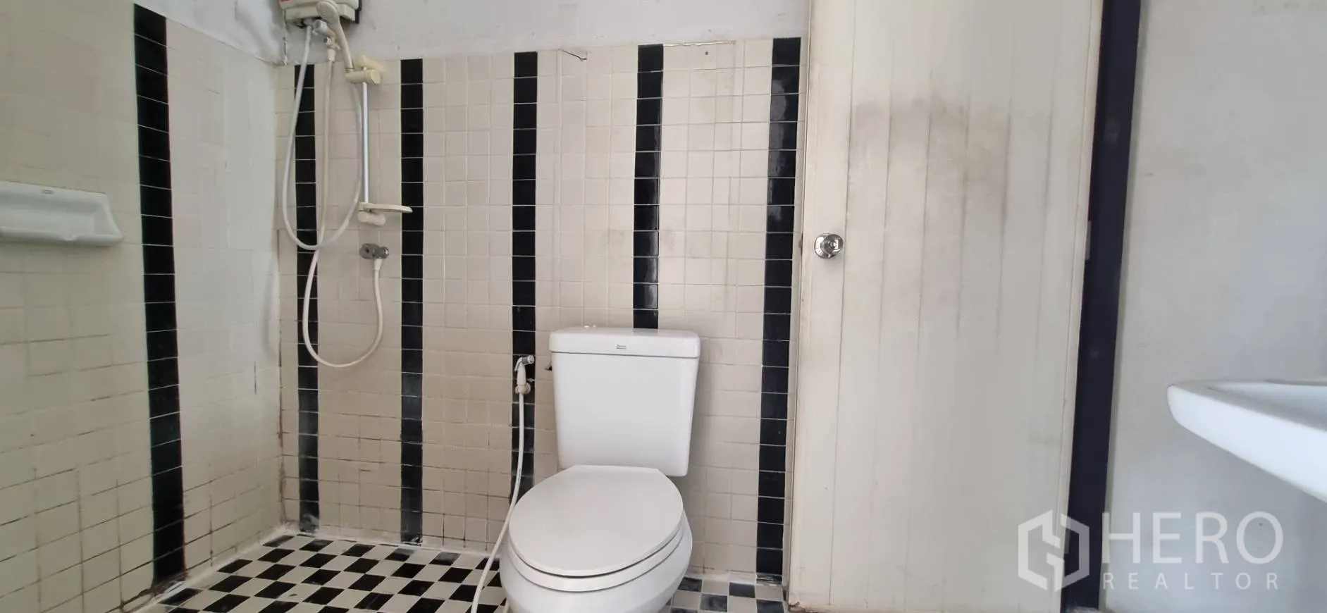 店屋 出租或出售在Bangkok - 浴室配淋浴、座厕与黑白瓷砖地面墙面。