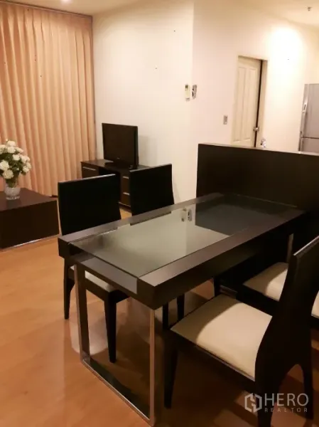 คอนโด ให้เช่าในYan Nawa, Bangkok - พื้นที่รับประทานอาหารแบบโอเพ่น พร้อมโต๊ะกระจก ข้างโซนรับแขกและทีวี