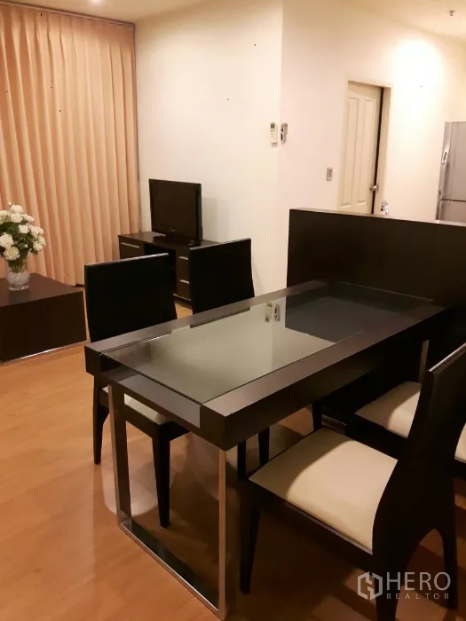 คอนโด ให้เช่าในYan Nawa, Bangkok - พื้นที่รับประทานอาหารแบบโอเพ่น พร้อมโต๊ะกระจก ข้างโซนรับแขกและทีวี