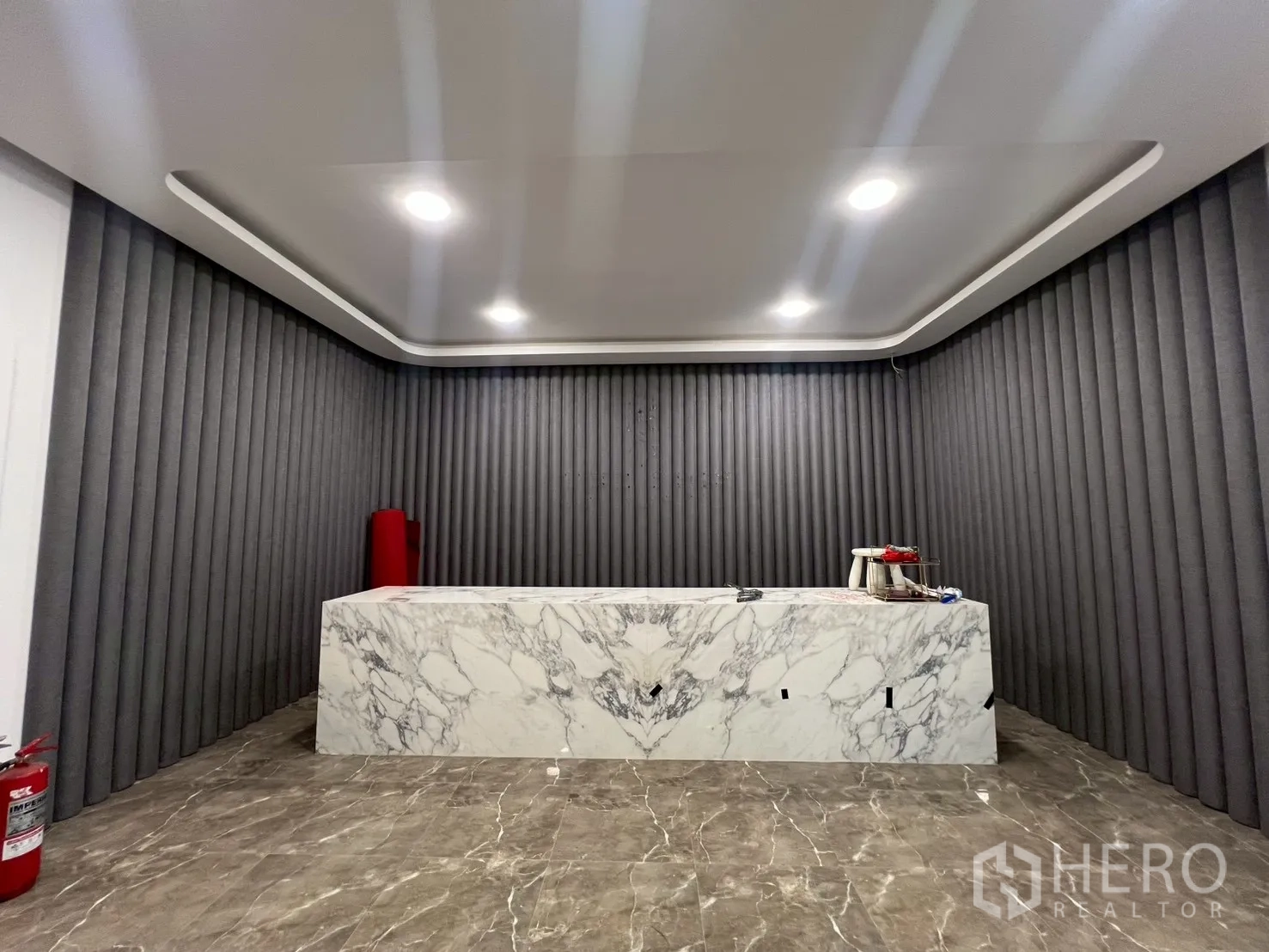 零售空间 出租在Watthana, Bangkok - 接待区配长条大理石前台与深色吸音墙面