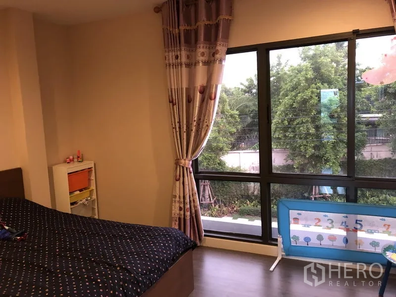 独立式住宅 出租在Saphan Sung, Bangkok - 第三卧室或婴儿房，转角大窗可观赏树景。