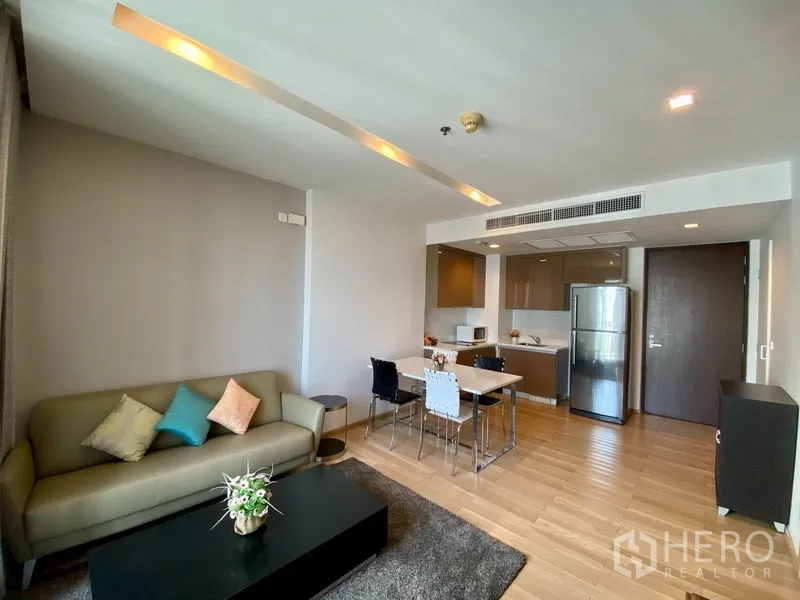 คอนโด ให้เช่าในKhlong Toei, Bangkok - พื้นที่นั่งเล่นแบบเปิดเชื่อมครัวบิลท์อิน ตู้เย็นสแตนเลส และชุดโต๊ะอาหาร