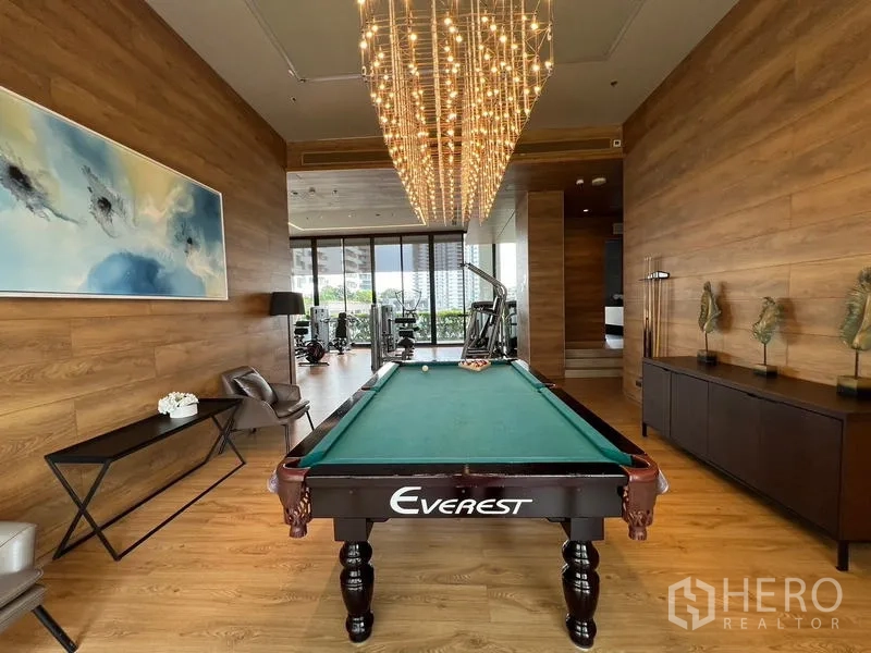 คอนโด ขาย - มุมมองอีกด้านของห้องโต๊ะพูล เชื่อมต่อพื้นที่ฟิตเนส