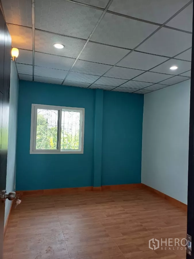 สำนักงานที่บ้าน ให้เช่าในPhra Khanong, Bangkok - ห้องนอนขนาดกะทัดรัด ผนังสีเทอร์ควอยซ์ พื้นลายไม้