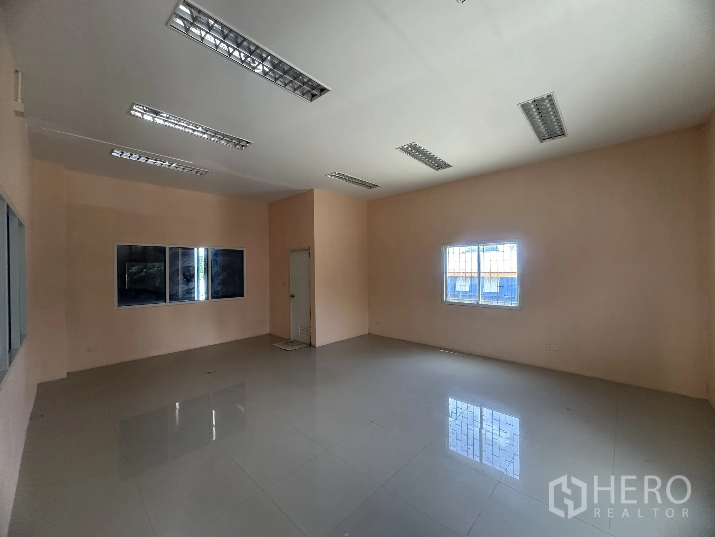 Warehouse for rent in Lat Lum Kaeo, Pathum Thani - Internal office room with tiled floor, window and overhead fluorescent lighting.