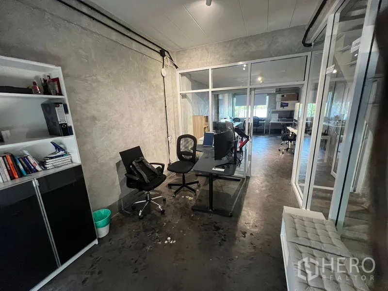 อาคารพาณิชย์ ขายในSuan Luang, Bangkok - ห้องทำงานส่วนตัวกั้นกระจก มีชั้นเก็บของและเก้าอี้ทำงาน