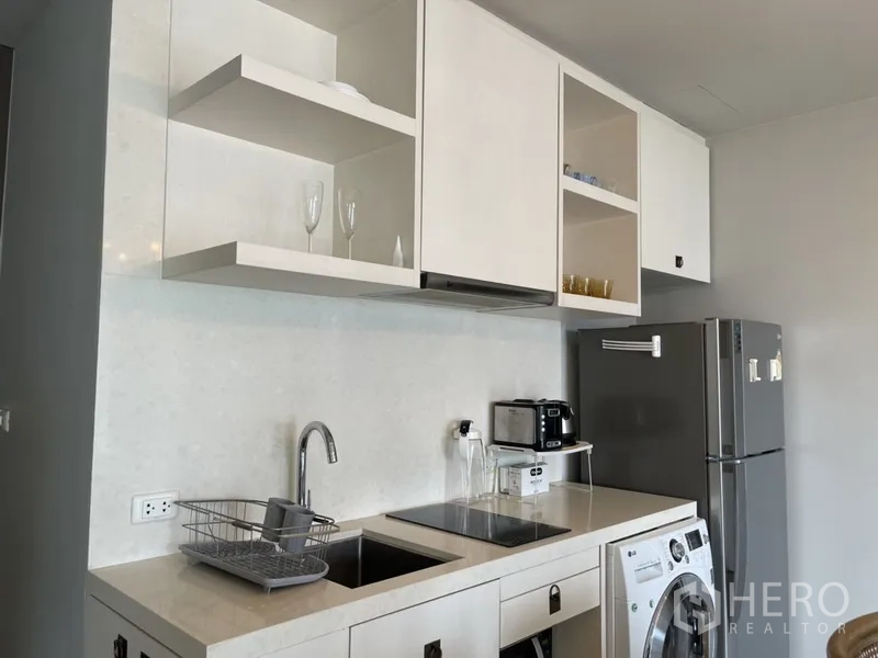 公寓 出租在Bangkok - 现代小厨房，电磁炉、水槽、开放式搁架与冰箱