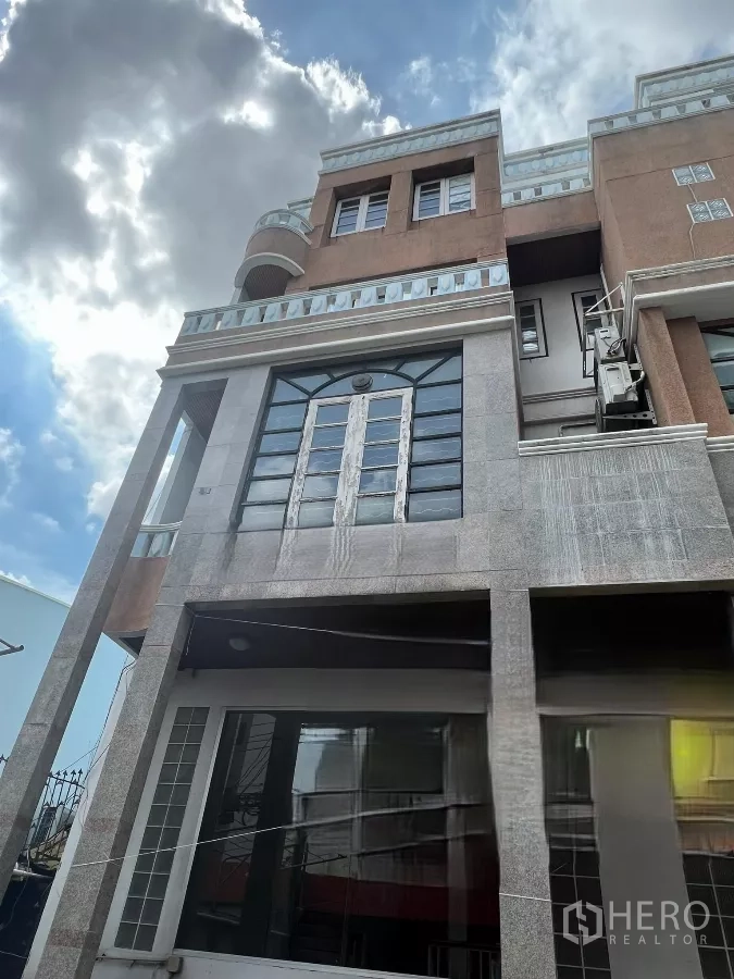 อาคารพาณิชย์ ให้เช่าในWatthana, Bangkok - ซูมด้านหน้าตึก โดดเด่นด้วยหน้าต่างโค้ง เสาแนวตั้ง และดีไซน์สมัยใหม่