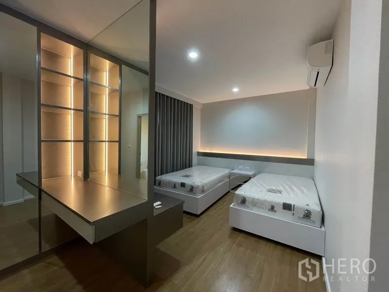 บ้าน ให้เช่าในPrawet, Bangkok - ห้องนอนรองเตียงคู่ ตู้ชั้นวางบิลท์อิน และไฟส่องซ่อน