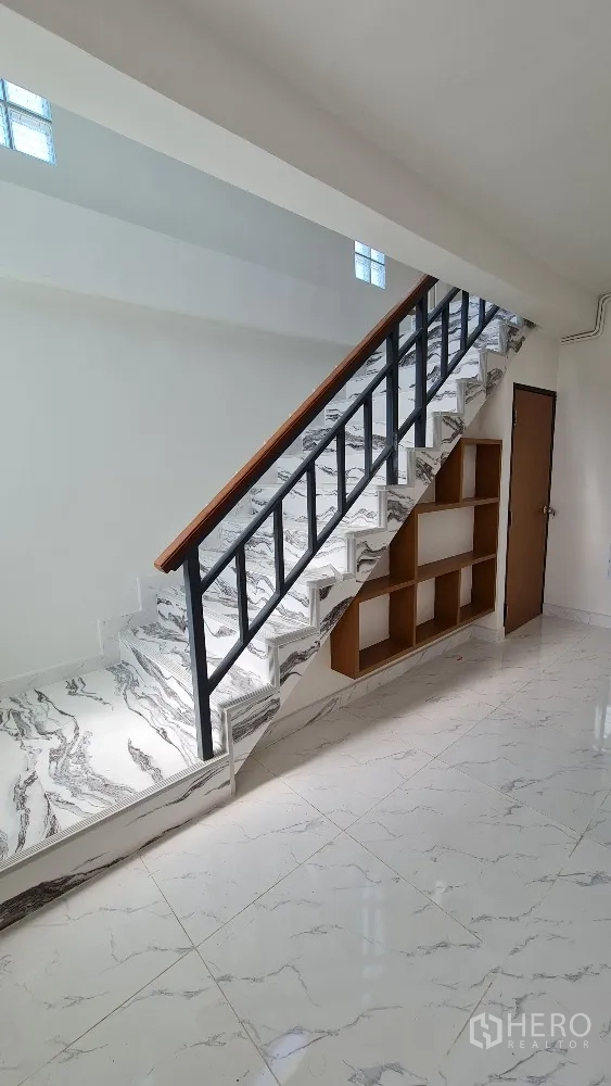 บ้านเดี่ยว for rent in Lat Phrao, Bangkok - บันไดลายหินอ่อน ราวเหล็กสีดำ พร้อมชั้นวางของใต้บันได