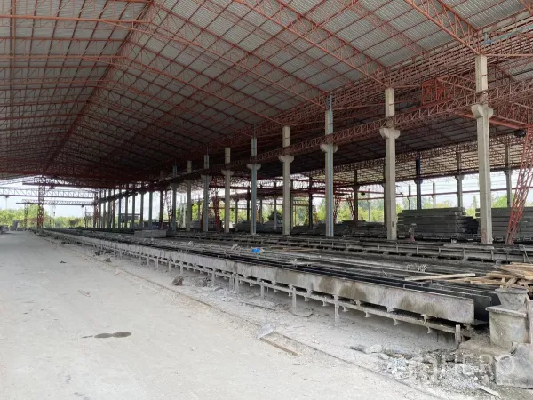 工厂 出售在Chon Buri - 宽阔的覆盖生产车间，布置长条预制混凝土浇筑线。